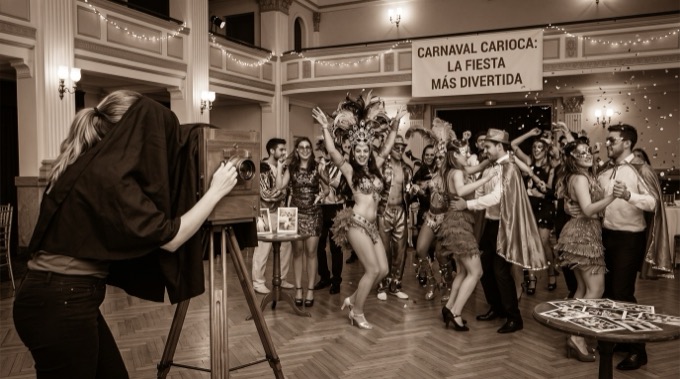 Fiesta temática de carnaval frente a la cabina